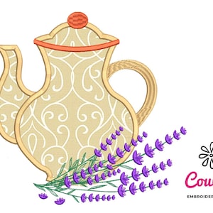 Pode incluir: Design bordado de uma chaleira creme com um padrão floral e um ramo de flores de lavanda roxas. O design inclui o texto "CouCou Designs de Bordado".