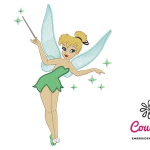 Puede incluir: Tinkerbell, un hada con cabello rubio y un vestido verde, está volando con su varita mágica y esparciendo polvo de hadas. Tiene alas azul claro y está rodeada de estrellas brillantes.
