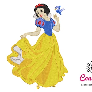 Pode incluir: Branca de Neve, uma princesa da Disney, é representada em um vestido amarelo com um corpete azul e um laço vermelho no cabelo. Ela está segurando um pássaro azul em sua mão direita. A imagem é um design de bordado digital.