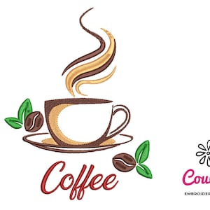 Pode incluir: Desenho bordado de uma xícara de café com vapor saindo dela, dois grãos de café e a palavra "Coffee" em itálico vermelho. O desenho é cercado por folhas verdes. O texto "CouCou Embroidery Designs" está em preto com uma flor rosa.