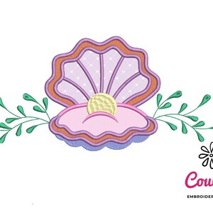 Op de afbeelding: Borduurontwerp van een paarse schelp met een parel erin, omringd door groene bladeren. Het ontwerp is perfect om een vleugje whimsy toe te voegen aan elk project.