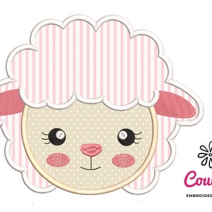 Könnte beinhalten: Stickdatei eines rosa-weißen Schafs mit einem süßen Gesicht. Das Schaf hat eine rosa Nase, schwarze Augen und Wimpern. Das Design ist perfekt für ein Babyzimmer oder ein Kinderzimmer.