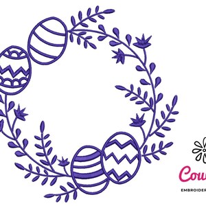 Pode incluir: Desenho de bordado roxo de uma coroa de Páscoa com ovos e folhas. A coroa é circular e tem um design simples. Os ovos são decorados com listras e ziguezagues.