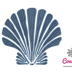 Pode incluir: Um design de bordado à máquina azul de uma concha em forma de leque com cristas verticais distintas. No canto inferior direito, há um ícone de flor preta acima do texto rosa CouCou e do texto preto EMBROIDERY DESIGNS.