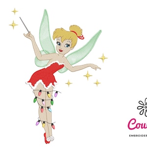 Könnte beinhalten: Ein Weihnachts-Stickmuster mit Tinkerbell, einer Fee mit grünen Flügeln, die ein rotes Kleid mit weißem Besatz und eine Lichterkette trägt. Sie hält einen Zauberstab und hat einen goldenen Stern über ihrem Kopf.