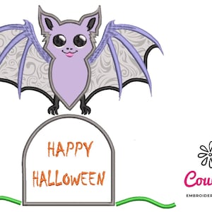 Pode incluir: Morcego roxo com asas cinzas e olhos grandes empoleirado em uma lápide cinza com o texto "HAPPY HALLOWEEN".