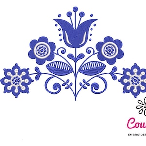 Pode incluir: Desenho de bordado floral azul e branco com uma tulipa estilizada e folhas. O design é perfeito para adicionar um toque de arte popular tradicional aos seus projetos.