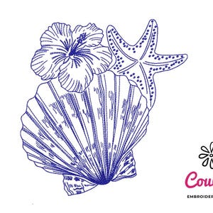 Pode incluir: Ilustração azul e branca de uma flor de hibisco, uma concha e uma estrela do mar. O design é em estilo de linha, com a flor e a estrela do mar em cima da concha. O logotipo CouCou Embroidery Designs está no canto inferior direito.