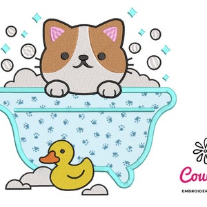 Pode incluir: Um gato castanho e branco com orelhas cor-de-rosa está a tomar banho numa banheira azul com desenhos de pegadas de patas. O gato está sentado na banheira com a cabeça e as patas a sobresair. Há bolhas brancas e estrelas azuis à volta da banheira. Um pato de borracha amarelo está sentado ao lado da banheira.