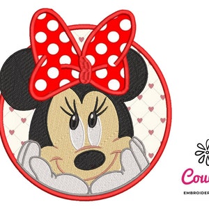 Könnte beinhalten: Eine rote Schleife mit weißen Punkten sitzt auf dem Kopf einer Comic-Maus. Die Maus lächelt und hat große Augen. Das Bild ist vor einem Hintergrund aus weißen Herzen auf einem rosa-weißen Karomuster.