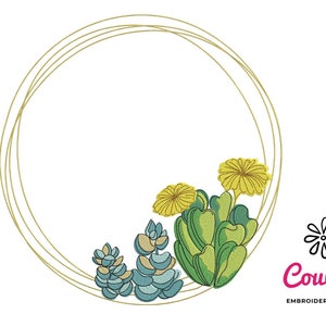Pode incluir: Um design de bordado digital que apresenta uma moldura circular com três plantas suculentas e flores amarelas. O design é perfeito para adicionar um toque de natureza aos seus projetos.