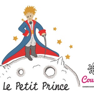 Puede incluir: Diseño bordado de El Principito de pie en la luna con estrellas en el fondo. El texto "Le Petit Prince" está debajo de la luna. El diseño es de CouCou Embroidery Designs.