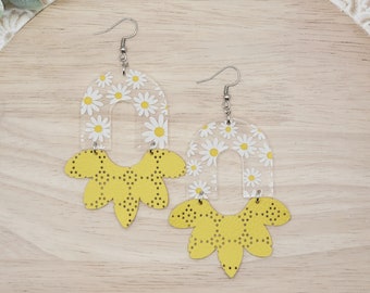 Acrylic and Leather Daisy Earrings, Daisy Earrings Dangle, Daisy Earrings Acrylic, Daisy Earrings Handmade, Gift for Women, Gifts for Mom