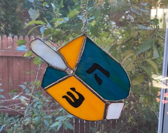 Chanoeka. Gebrandschilderd glas Dreidel Suncatcher.