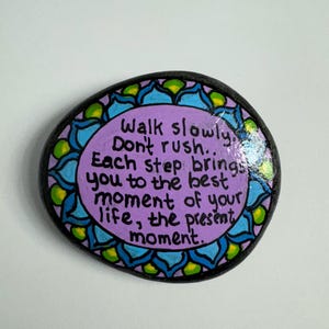 Piedra de río inspiradora pintada a mano de 7,6 cm. Regalo de mindfulness o decoración de escritorio.