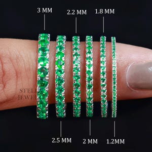 Alliance émeraude sertie pavé d'émeraudes naturelles Alliance éternité en or 14 carats, alliance délicate assortie, jonc de diamants émeraude, bague empilable délicate