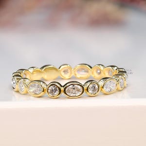 Anillo de boda de eternidad completa con diamantes ovalados y redondos, anillo de diamantes alternados cultivados en laboratorio, anillo de aniversario apilable de oro macizo con engaste biselado para ella.