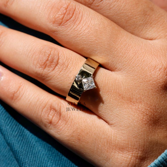 ソリッドゴールドの結婚指輪、プリンセスカットのモアッサナイトシガー 