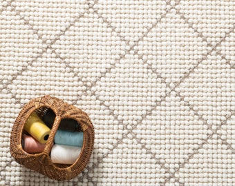 Hand Woven Chunky Wool Loops Area Rug, Ivory/Off-White & Textured Beige, Geometric Dhurrie