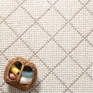 Hand Woven Chunky Wool Loops Area Rug, Ivory/Off-White & Textured Beige, Geometric Dhurrie