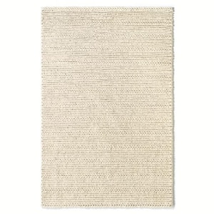 Puede incluir: Una alfombra blanca tejida con una textura sutil. La alfombra tiene forma rectangular y est&aacute; hecha de fibras naturales.