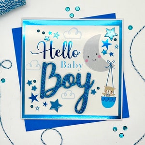HELLO BABY BOY, card biglietto di auguri fatto a mano nei toni dell’azzurro per una nascita o un battesimo con orsetto luna e stelline bimbo
