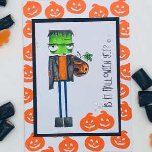 È GIÀ HALLOWEEN, biglietto di auguri per Halloween fatto a mano con strano e simpatico Frankenstein colorato a mano con pastelli