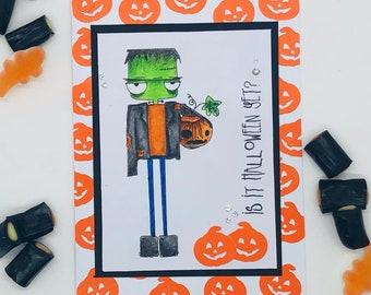 È GIÀ HALLOWEEN, biglietto di auguri per Halloween fatto a mano con strano e simpatico Frankenstein colorato a mano con pastelli