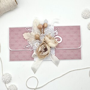 ROMANCE,biglietto di auguri fatto a mano a forma di busta con due tasche interne una con biglietto e l’altra per contenere denaro o voucher