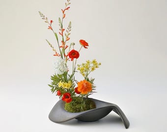 Wabi Sabi Ikebana Vase – Black minimalist Ceramic Flower Arrangement for Small Spaces