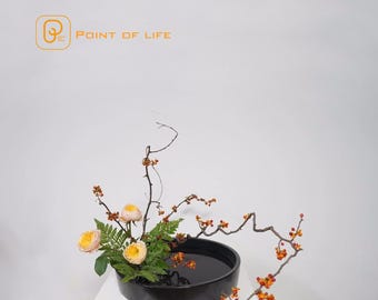 Handgemaakte zwarte keramische Ikebana-kom, bloemstuk