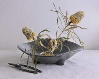 Ręcznie robiony czarny nieregularny ceramiczny wazon ikebana w kształcie miski kwiatowej wabi-sabi