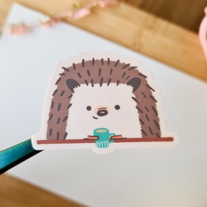 mignon hérisson avec du café | Sticker animal mignon | autocollant de journal | Papeterie mignonne | autocollant découpé | Sticker Hérisson