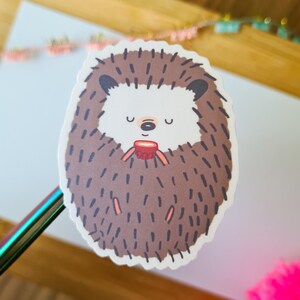 Sticker mignon hérisson avec boisson chaude | Sticker animal kawaii mignon | autocollant de journal | Papeterie mignonne | autocollant découpé | Sticker Hérisson