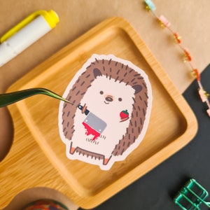 Sticker hérisson mignon avec couteau | Autocollant drôle de conception d'animal | autocollant de journal | Papeterie mignonne | autocollant découpé | Kawaii mignon drôle