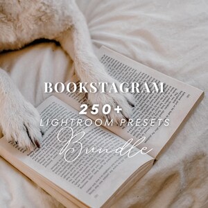 Può includere: Un libro aperto con testo, coperto dalle zampe di un cane, poggia su una superficie bianca. Il testo "BOOKSTAGRAM 250+ LIGHTROOM PRESETS Bundle" è sovrapposto all'immagine in un carattere bianco ed elegante. L'immagine ha un tono morbido e caldo.
