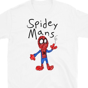 Puede incluir: Camiseta blanca con una ilustraci&oacute;n dibujada a mano de Spiderman y el texto "Spidey Mans" en negro.
