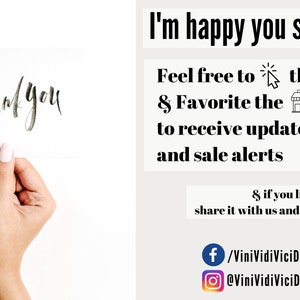 Puede incluir: Una mano sosteniendo una tarjeta blanca con las palabras "thank you" escritas en caligraf&iacute;a negra. El texto "I'm happy you stopped by! Feel free to the & Favorite the to receive updates and sale alerts & if you like your product, share it with us and tag us on IG & FB f/ViniVidiViciDesigns @ViniVidiViciDesigns" est&aacute; escrito en negro sobre un fondo blanco.