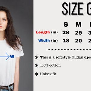 Puede incluir: Gu&iacute;a de tallas para una camiseta blanca. La tabla muestra la longitud y el ancho en pulgadas para las tallas S, M, L y XL. La camiseta est&aacute; hecha de 100% algod&oacute;n y es una camiseta Gildan 64000 de estilo suave. Es unisex.
