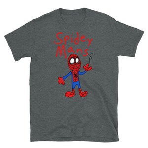 Puede incluir: Una camiseta gris oscuro jaspeada con un dibujo de Spiderman rojo de dibujos animados y el texto "Spidey Mans" en rojo.