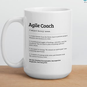 Puede incluir: Taza de cerámica blanca con un diseño negro. La taza presenta una definición del término "Agile Coach" con una descripción humorística del rol. El texto en la taza dice: "Agile Coach /'adzail kauts/ sustantivo. 1. Un viajero del tiempo del futuro, aquí para prevenir desastres de proyectos una iteración a la vez. 2. Un malabarista profesional de backlogs, velocidades y el ocasional "¡Pero necesitamos planificar todo por adelantado!" ataque de pánico. 3. Un experto en convertir "Nos perdimos nuestro objetivo de sprint" en una oportunidad de aprendizaje. 4. Un maestro en hacer que las notas adhesivas y los rotuladores parezcan herramientas de negocios serias. Ver también: Coreógrafo de stand-up, Líder retrospectivo, Poeta de historias de usuario"