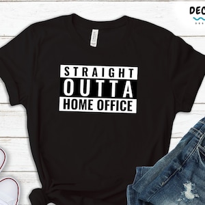 Peut inclure: T-shirt noir avec du texte blanc qui dit "Straight Outta Home Office".