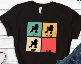 Könnte beinhalten: Schwarzes T-Shirt mit einer Grafik eines Pudels in vier verschiedenen Posen mit den Worten "Sit", "Fetch", "Come" und "Stay" im Retro-Stil.