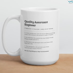 Può includere: Tazza in ceramica bianca con un manico grande, con la scritta "Quality Assurance Engineer" e una definizione umoristica. La tazza include anche il testo "PERSONALIZZA LA TUA TAZZA DUE MISURE DISPONIBILI".