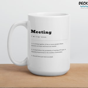 Pode incluir: Caneca de cer&acirc;mica branca com uma defini&ccedil;&atilde;o em preto e branco da palavra "Meeting" impressa nela. A defini&ccedil;&atilde;o &eacute; uma interpreta&ccedil;&atilde;o humor&iacute;stica da palavra, descrevendo-a como uma reuni&atilde;o onde os minutos s&atilde;o contados e as horas s&atilde;o desperdi&ccedil;adas. A caneca tamb&eacute;m inclui o texto "DECKSY DESIGNS" e "PERSONALIZE SUA CANECA DOIS TAMANHOS DISPON&Iacute;VEIS".