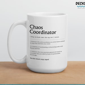 Puede incluir: Taza de cerámica blanca con un diseño negro que dice "Chaos Coordinator" y define el término como "alguien que resuelve problemas que nunca supiste que existían de formas que te dejarán boquiabierto".