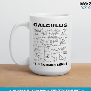 Puede incluir: Taza de cerámica blanca con un diseño negro de ecuaciones matemáticas y el texto "CALCULUS IT'S COMMON SENSE".