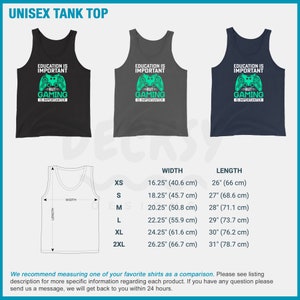 K&ouml;nnte beinhalten: Ein schwarzes, graues und marineblaues Unisex-Tanktop mit einer Grafik eines Videospiel-Controllers und dem Text "Education is important but gaming is importanter". Das Tanktop ist in den Gr&ouml;&szlig;en XS bis 2XL erh&auml;ltlich. Die Gr&ouml;&szlig;entabelle zeigt die Breite und L&auml;nge des Tanktops in Zoll und Zentimetern.