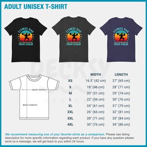 Puede incluir: Una camiseta unisex negra, gris jaspeado y azul marino con un gr&aacute;fico retro de una persona levantando pesas. El gr&aacute;fico incluye el texto "Fitness Dad" y "Like a regular dad but much cooler". La camiseta est&aacute; disponible en tallas XS a 4XL. La tabla de tallas muestra el ancho y la longitud de la camiseta en pulgadas y cent&iacute;metros.