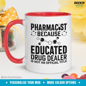 Puede incluir: Taza de cerámica blanca con interior y asa rojos. La taza presenta el texto "PHARMACIST BECAUSE EDUCATED DRUG DEALER IS NOT AN OFFICIAL TITLE" en negro. También tiene un gráfico de estructura molecular. Es un artículo de novedad.